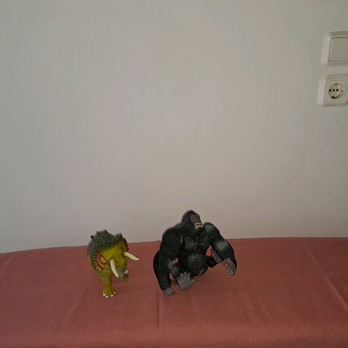 Rhinoceros and King Kong figures used, 2 pieces with sound