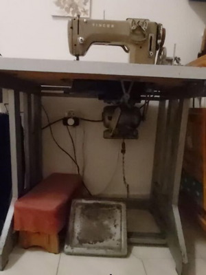 Singer sewing machine used with table in perfect condition