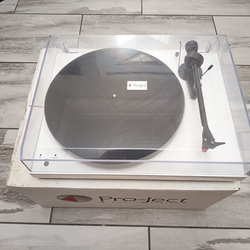 Pro-ject Debut Carbon E-sprit SB turntable white with Phono Box E preamp