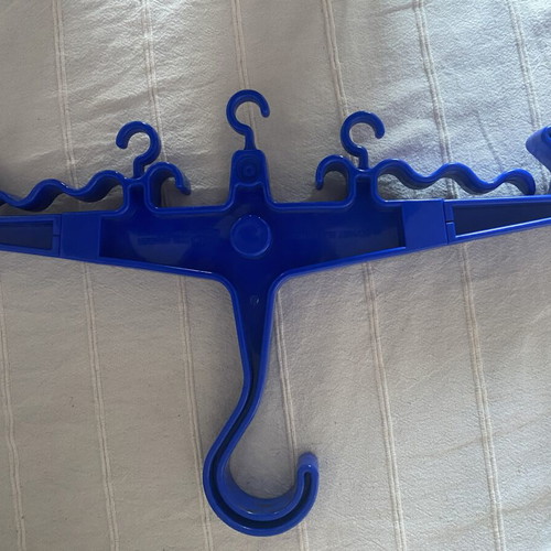 Pegaso ergonomic diving gear hanger like new, blue, foldable