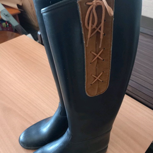 Black boots with brown details like new, size 36