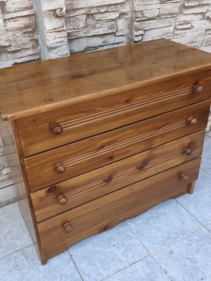 Wooden chest of drawers with 4 large drawers like new