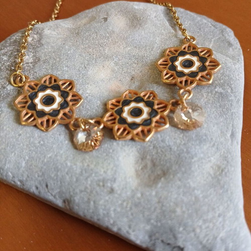 Necklace with flowers and Swarovski crystals new