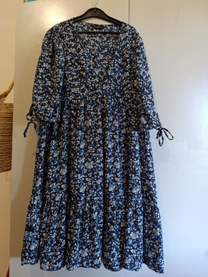 Calliope dress like new, dark blue with floral pattern, size L