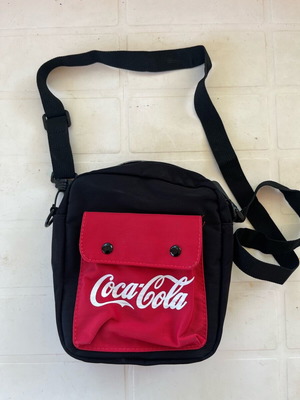 Συλλεκτικό Vintage χιαστί τσαντάκι Coca Cola σε άριστη κατάσταση