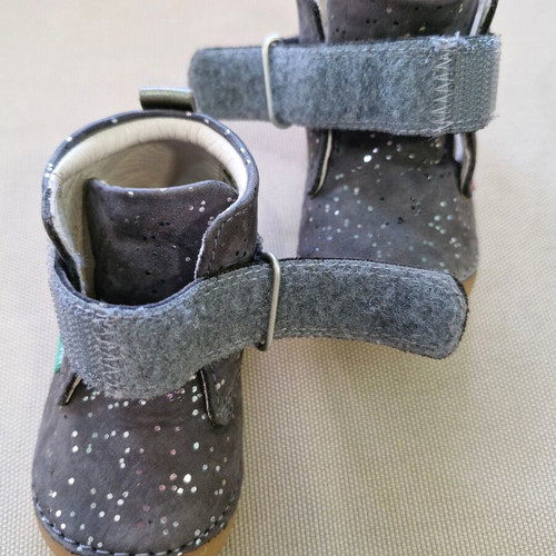 Kickers baby shoes for girl size 18 like new