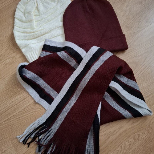 Scarf set with 2 knit caps, unisex
