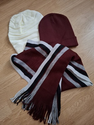 Scarf set with 2 knit caps, unisex