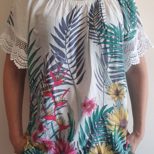 MV Fashion Lab women's blouse like new, white with tropical floral print, size L