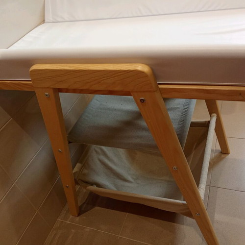 Hugs Kensington Natural changing table like new, large and convenient