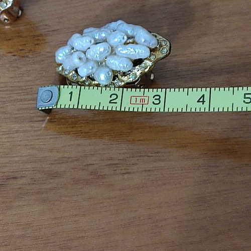 Brooch and earrings with pearls like new