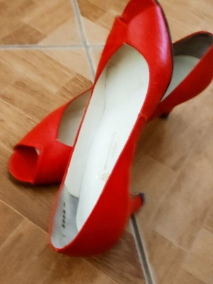 Leather shoes red with low heel used, size 36