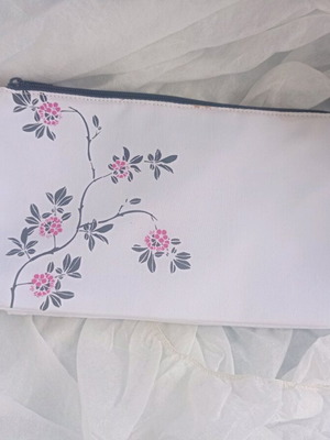 Νεσεσέρ λευκό καινούργιο 27x15εκ με 2 θήκες και φερμουάρ