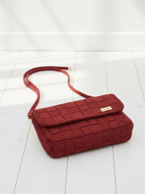 Handmade knitted crossbody bag like new, red with gold chain
