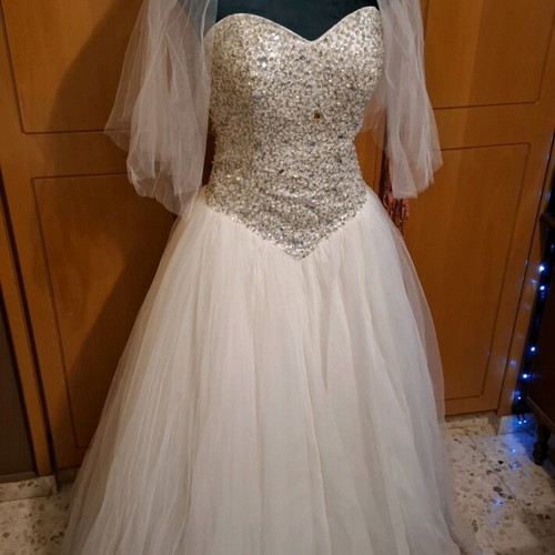 Romantic Wedding Dress Size S-M White Like New with Veil and Storage Case