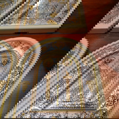 Ιερές εικόνες από τις Καρυές Αγίου Όρους καινούργιες, επάργυρες με τζάμι