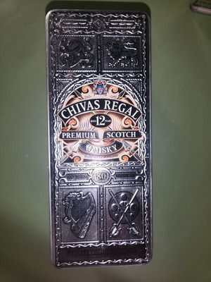Chivas Regal συλλεκτικό μεταλλικό κουτί ουίσκι