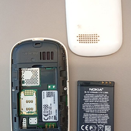 Nokia 201 μεταχειρισμένο, άσπρο Android τηλέφωνο με φορτιστή