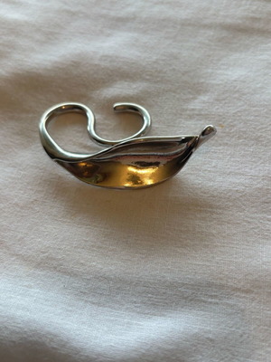 Ring in the shape of a tree leaf like new