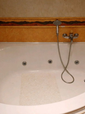 Carron Phoenix corner whirlpool bathtub like new, 2-seater