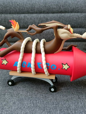 Coyote TNT figure like new, approx. 31cm length, 17cm height