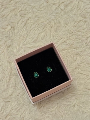 Stainless steel stud earrings new, gold tone with green diamond