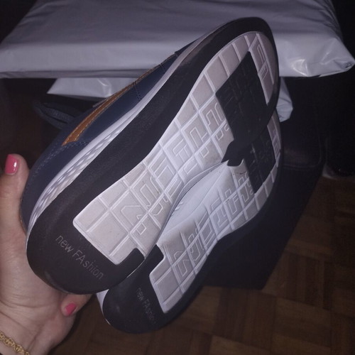 Sneakers size 39 like new, navy blue with camel details