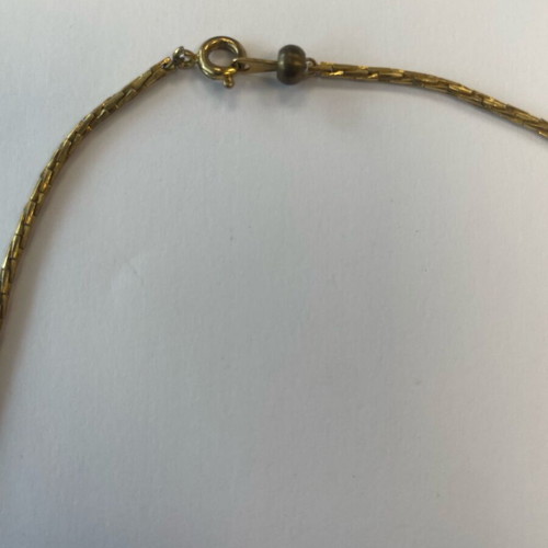 Necklace with 7 gold-tone hanging leaves like new