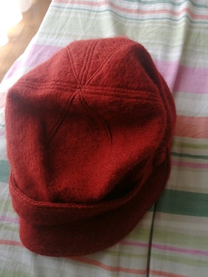 Alexi Andriotti hat tragiasca like new, red