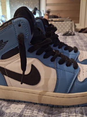 Jordan Air Jordan 1 Retro High OG αθλητικά παπούτσια σε University Blue, νούμερο 37.5