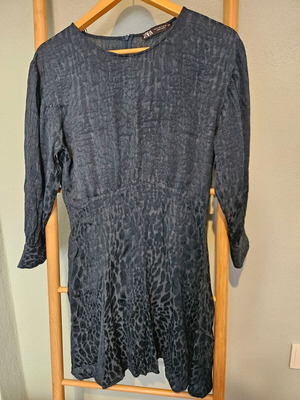 Zara short dress like new, dark cypress with leopard details, size S
