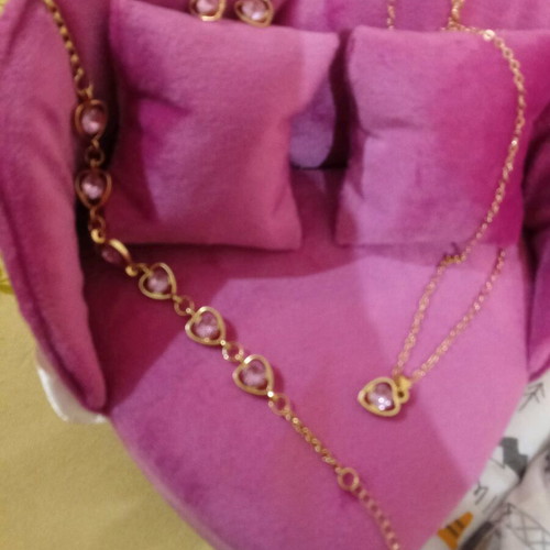 Jewelry set with bracelet, stud earrings and heart-shaped pendant new