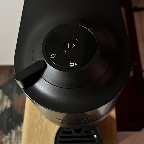 Nespresso Vertuo Plus by De’Longhi coffee machine, black