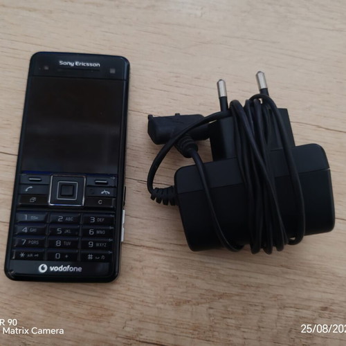 Sony Ericsson C902 mobile phone with charger and battery