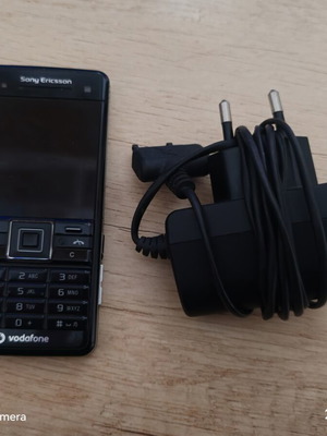 Sony Ericsson C902 mobile phone with charger and battery