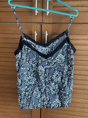 Floral Camisole Top attr@ttivo Medium like new with lace