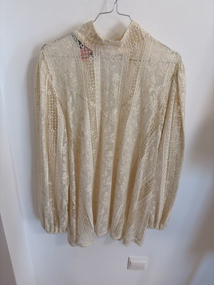 Nidodileda top like new, beige lace balloon sleeves, medium oversized