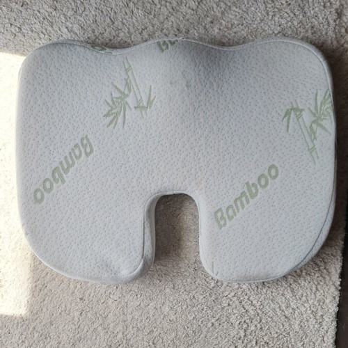 Anatomic seat cushion with bamboo cover like new