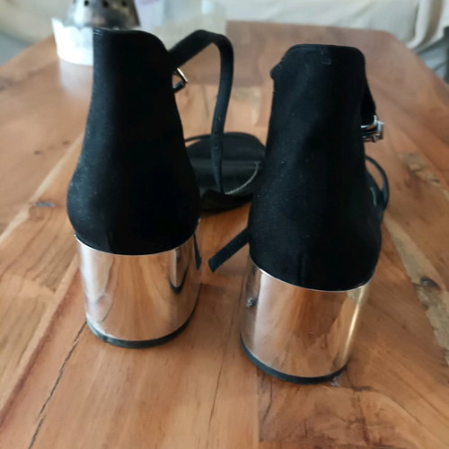 Black sandals used with low heel in silver color size 40