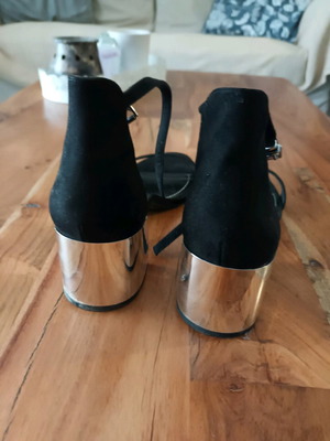 Black sandals used with low heel in silver color size 40