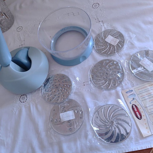 Grater with 6 application discs like new
