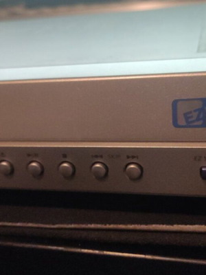Samsung DVD player E 232 used with error, does not read discs
