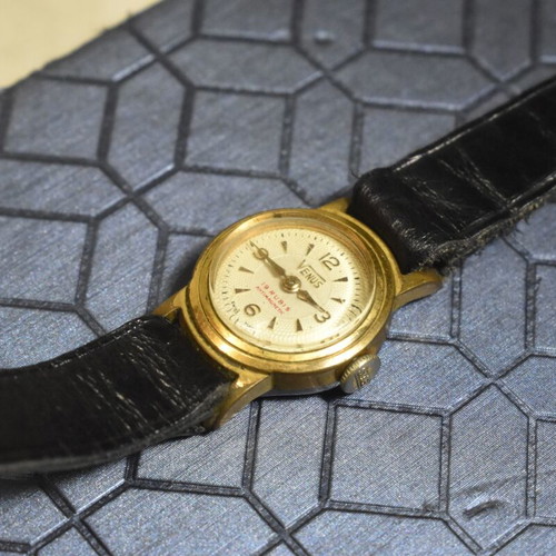 Venus Vintage 19 Rubis Antimagnetic Women's Wristwatch Swiss Made used for repair