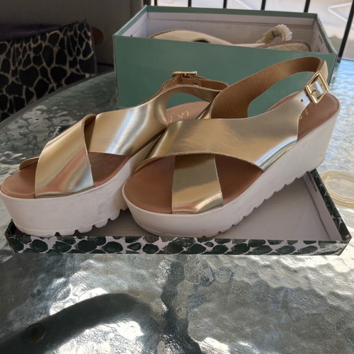 Chrysa leather sandals size 36 like new, gold