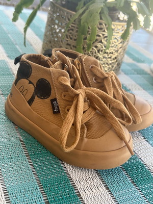 Zara Disney Mickey Mouse boots tan like new, size 21
