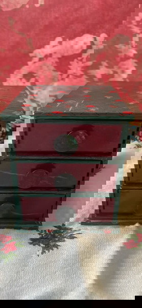 Μικρή μπιζουτιέρα με 3 συρταράκια.