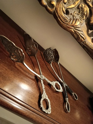 Serving tongs like new, elegant table accessories