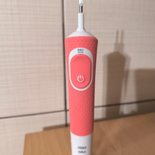 Oral B Braun electric rechargeable toothbrush like new, fuchsia