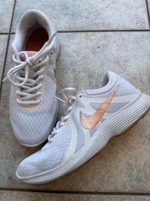 Nike revolution 4