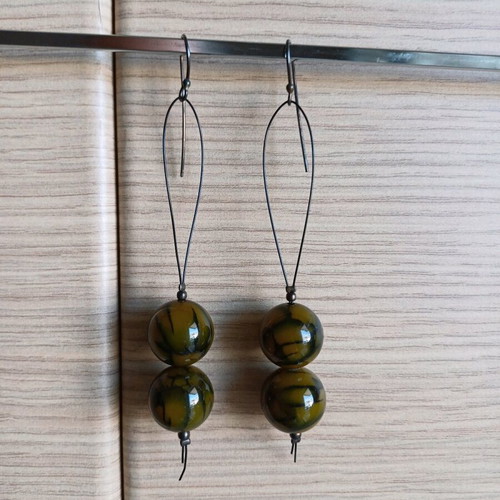 Dangling earrings new with double beads in green and black